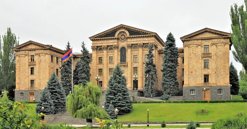 Simonyanın Matviyenko ilə görüşü zamanı Ermənistan parlamenti qarşısında Rusiya əleyhinə aksiyası keçirilib