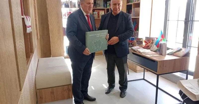Akademik İsa Həbibbəyli Laçın kitabxanasına kitab hədiyyə edib