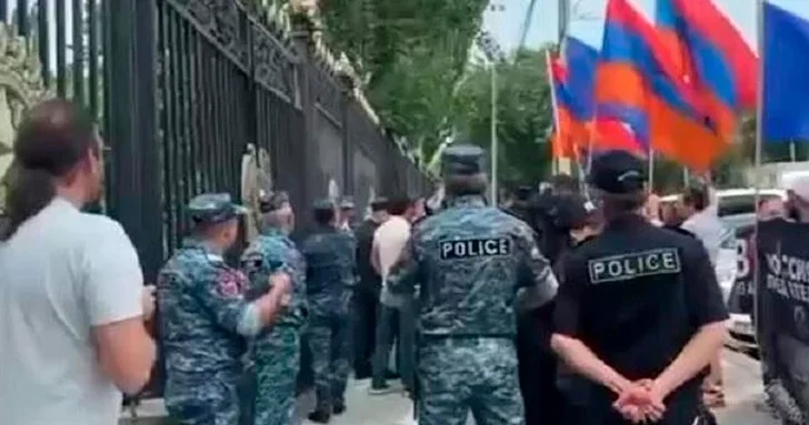 Протесты в Ереване: активисты выступили против визита Матвиенко