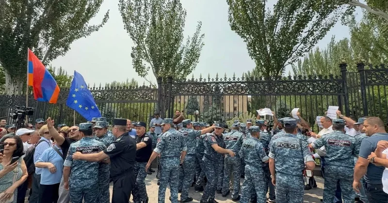 Ermənistan Milli Assambleyasının binası yaxınlığında Rusiyaya qarşı ETİRAZ AKSİYASI