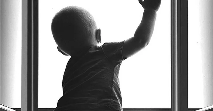 9 cu mərtəbədən yıxılan 2 yaşlı uşaq sağ qaldı