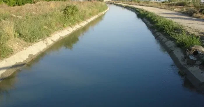 Göygöldə avtomobil su kanalına düşdü