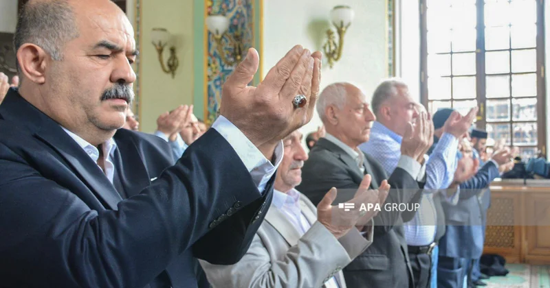 Azərbaycanda bayram namazı qılınıb YENİLƏNİB