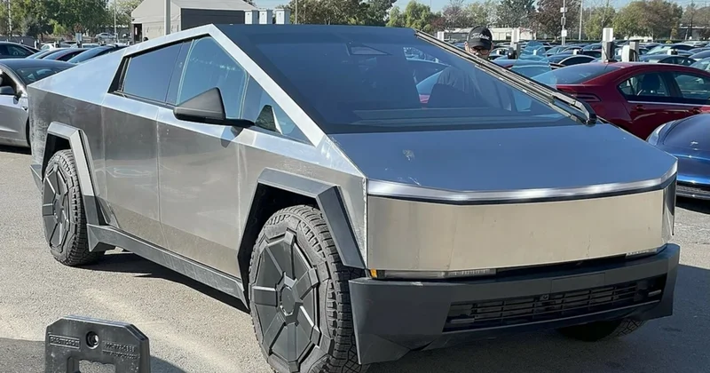 Maskla arası dəyən Tramp Tesla sını satmaq istəyir
