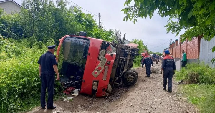 В России 12 детей пострадали при опрокидывании автобуса