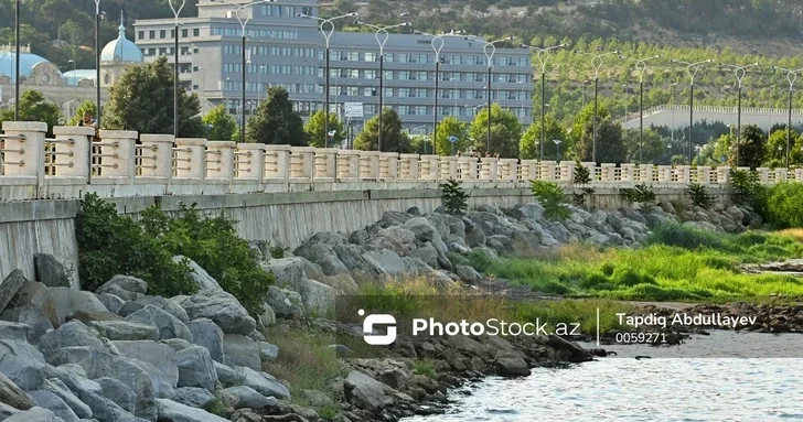 В чем причина резкого запаха на бакинском бульваре?