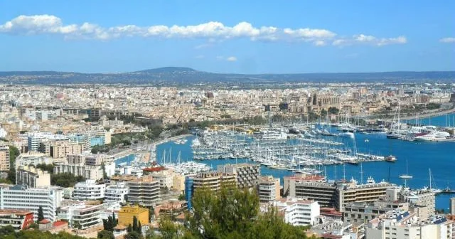 Turistlər küçə alış verişi üçün 700 avroya qədər cərimə ilə üzləşirlər...