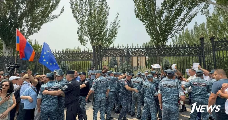 На фоне визита Матвиенко у здания НС Армении прошли акции