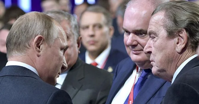Putinin güvəndiyi alman siyasətçi Moskvada: Diqqətlər bu görüşdə