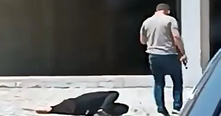 Keçmiş polis küçədə oğlunu öldürdü Pul üstündə