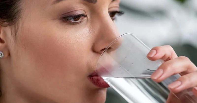 Böyrək daşlarının yaranmaması üçün gündə nə qədər su içilməlidir?