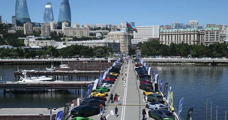 Bakı bulvarında klassik və sürət avtomobillərinin festivalı keçirilir FOTO