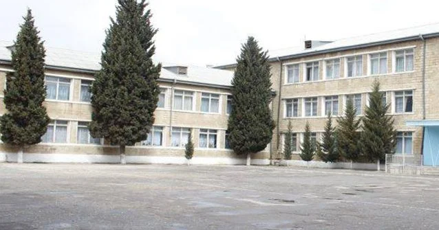 Məktəbdə uşağı şillə ilə vuran müəllimlə bağlı RƏSMİ AÇIQLAMA