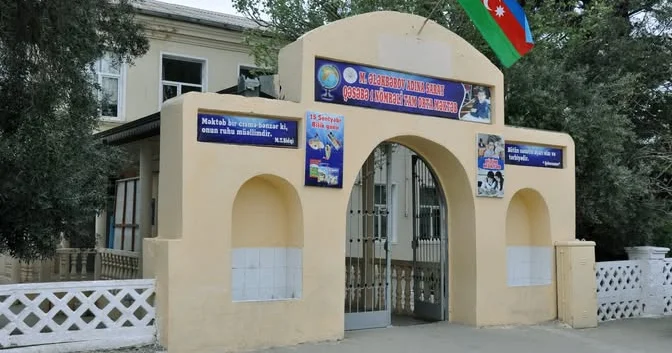 Sarayda müəllim məktəblini döydü
