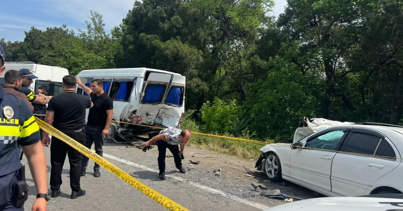 Məktəbliləri aparan mikroavtobus qəzaya uğradı FOTO