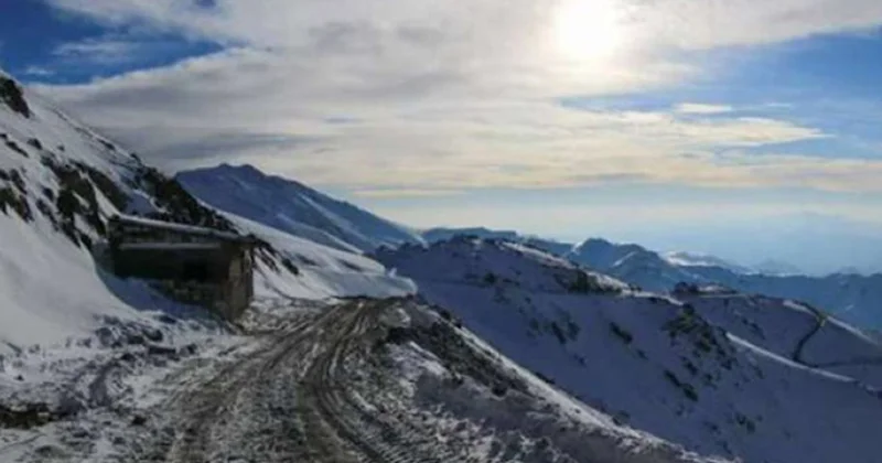 Ömər aşırımında iki hərbçi dərəyə yıxıldı Biri öldü