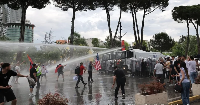 Albaniyada kütləvi etirazlar