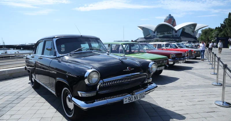 На Бакинском бульваре проходит фестиваль классических и скоростных автомобилей (ФОТО)