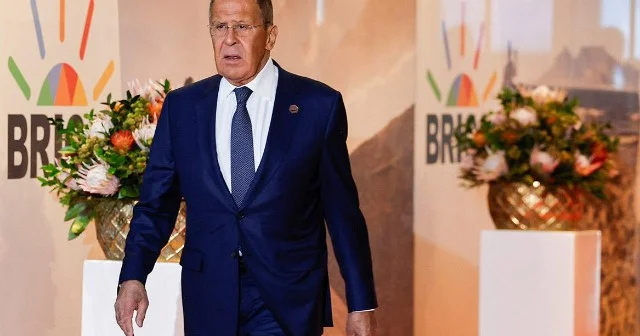 Lavrov Braziliyada avtomobil nişanı ilə təəccübləndirdi FOTO