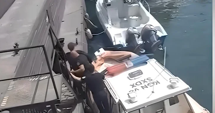 На столичном бульваре спасли тонущую женщину