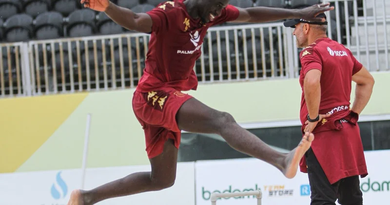 Neftçi qum üzərində məşq edib, futvolley oynayıb FOTO