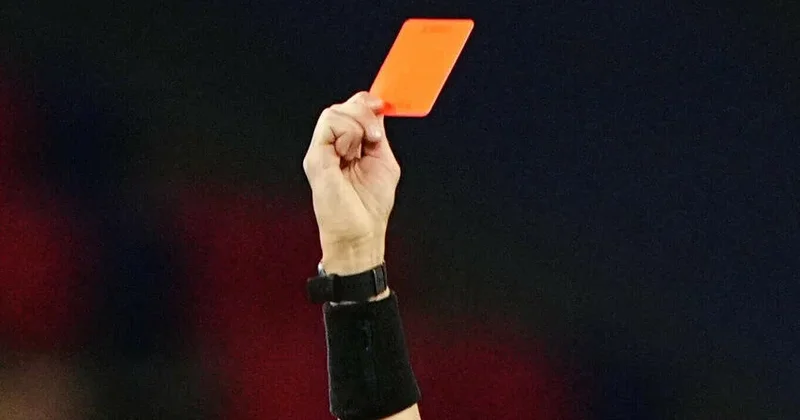 Oyun zamanı dava düşdü 8 futbolçu qovuldu