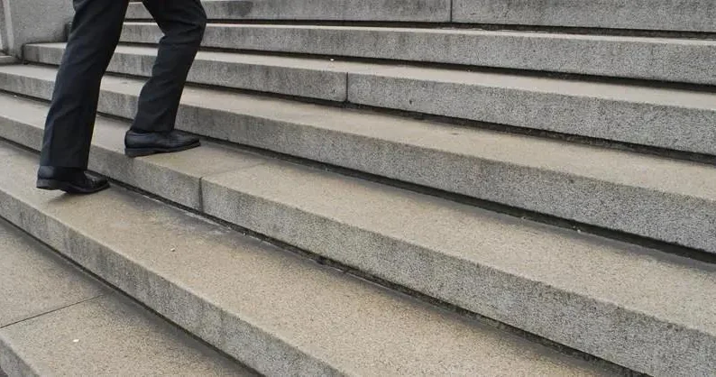 Pilləkən çıxmaqda çətinlik demansın erkən siqnalı