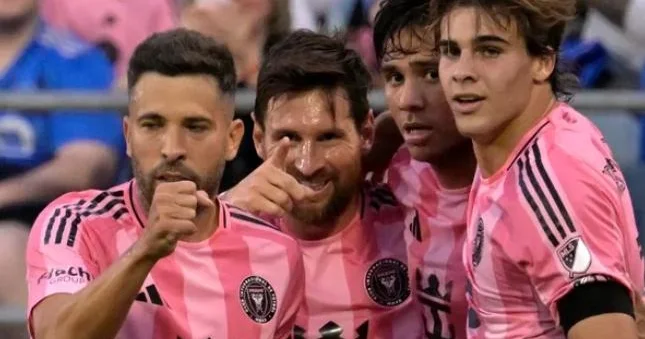 Messi yenə rəqibi bir birinə qatdı Video