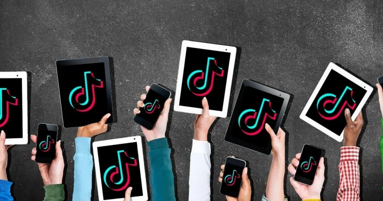 “TikTok” müzakirəsi: uşaqların ondan istifadəsi qadağan edilsin?