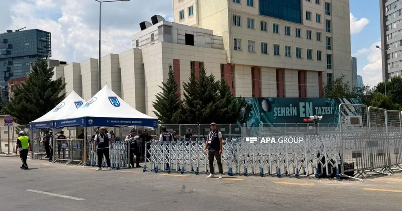 Trampın Ankarada qalacağı hotelin ətrafında baryerlər quraşdırılıb FOTO