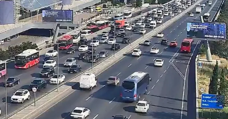 На ряде улиц и проспектов Баку затруднено движение транспорта