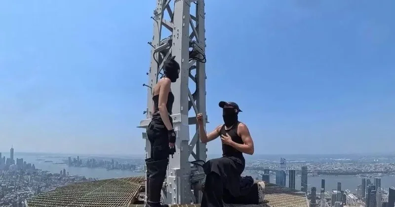 Забравшимся на шпиль Empire State Building грозит более 20 лет тюрьмы ВИДЕО