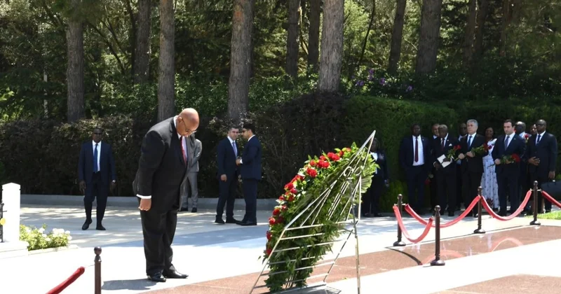 Zimbabve Milli Assambleyasının sədri Fəxri xiyabanda və Zəfər parkında olub