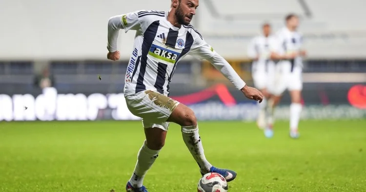 Cenk Tosun İstanbul klubu ilə anlaşdı