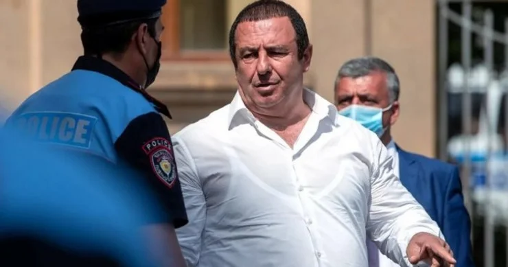 ​Paşinyan oliqarx rəqibini çökdürür Çarukyanın evində və şirkətlərində genişmiqyaslı axtarışlar
