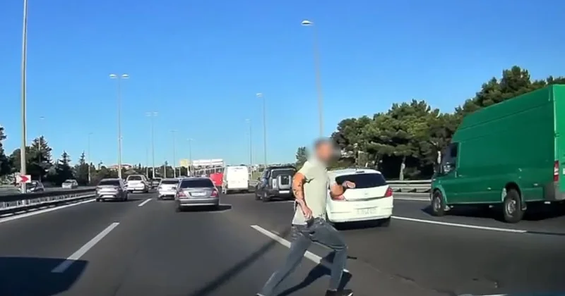 Sürətli yolda həyatını təhlükəyə atdı Video