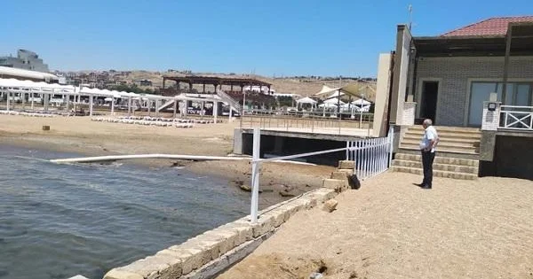 Şıx çimərliyində dənizə nə tökülür? Video