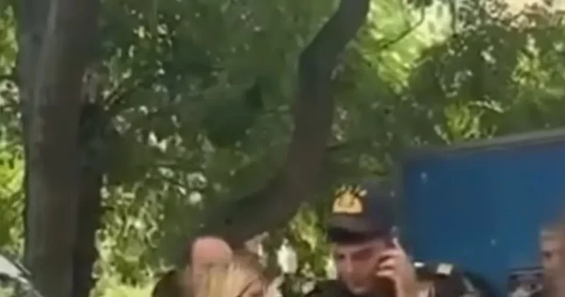 Сотрудника полиции, помогшему бакинскому школьнику, встретили аплодисментами ВИДЕОФАКТ