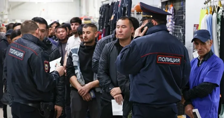 Rusiyada miqrantlar üçün yeni qaydalar: Deportasiya halları genişləndirilir