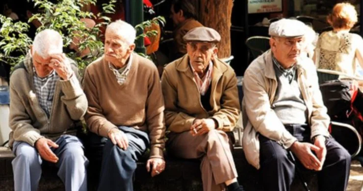 BU ŞƏXSLƏR 15 20 İL TEZ PENSİYAYA ÇIXA BİLƏR Kimlərin pensiya yaş həddi azaldılıb?