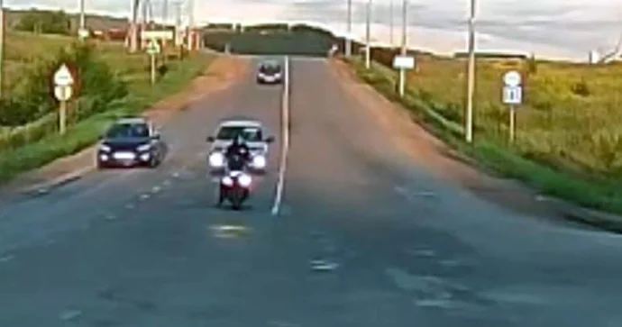 Sürücünün gözünə işıq düşdü; svetoforda motosikleti vurdu VİDEO