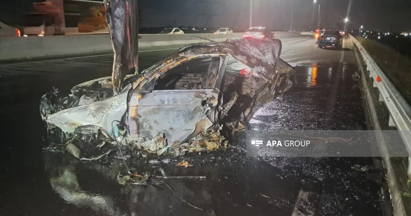 Bakıda avtomobil işıq dirəyinə çırpılaraq iki yerə ayrıldı