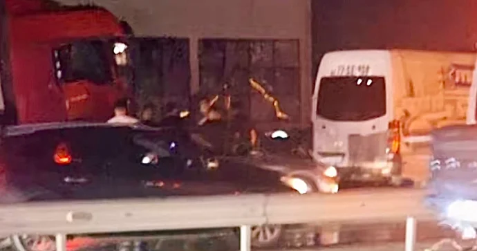 Bakı Quba yolunda toqquşan yük maşınları zəncirvari qəza törətdi; 8 avtomobil… VİDEO