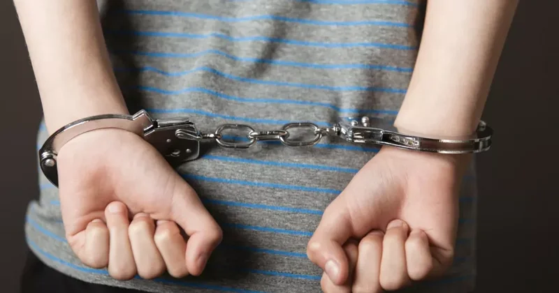 В Петербурге задержали подростка за поджог релейного шкафа