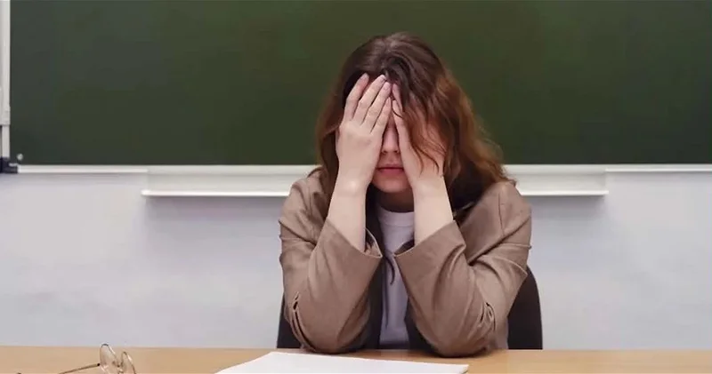 В Баку мужчина с целью шантажа продемонстрировал директору откровенные фотографии преподавателя