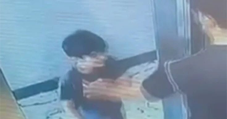 Liftdə autizmli uşağa zorakılıq etdi, saxlanıldı Video