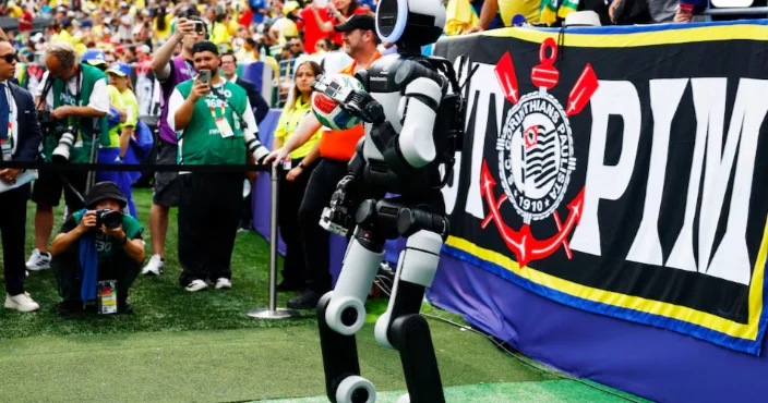 Atlas robot Dünya Kubokunda top daşıyır
