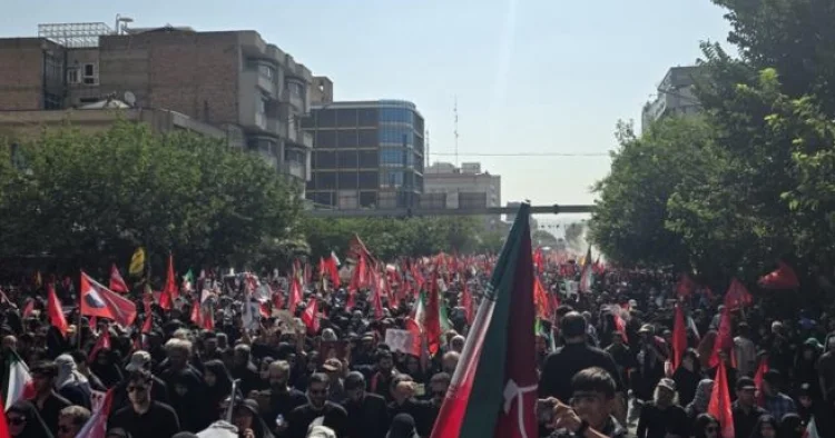 Xameneyinin cənazəsi Tehran küçələrində