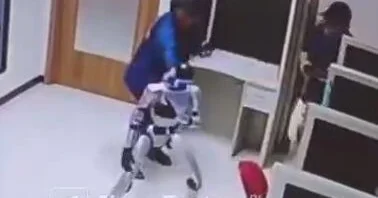 Человекоподобный робот устроил переполох в офисе ВИДЕО