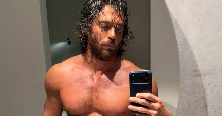 Can Yaman iddialara yarıçılpaq fotosu ilə son qoydu